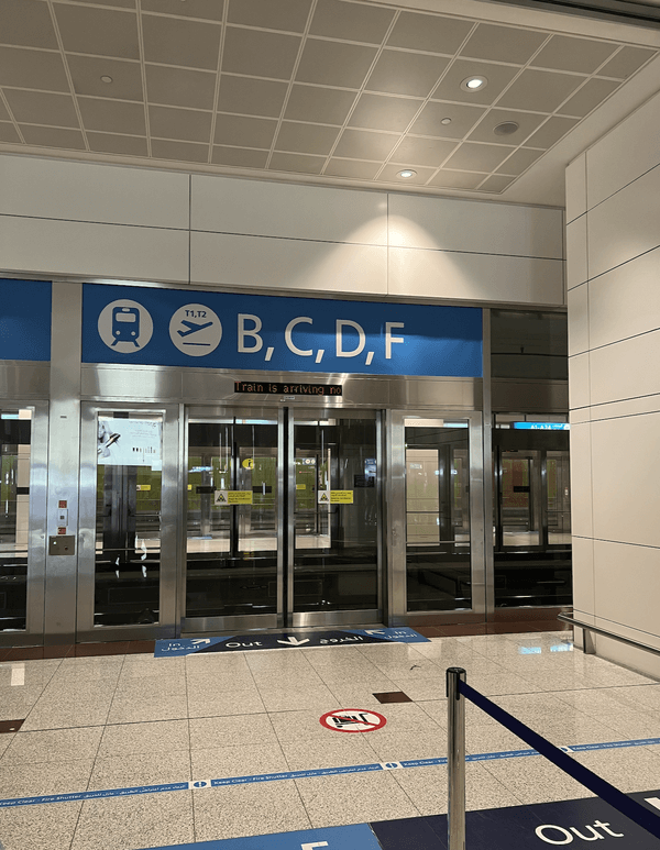 ドバイ空港のモノレール乗り場の写真