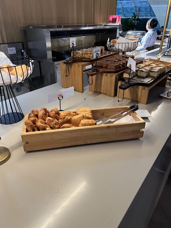 ドバイ空港の「マルハバ・ラウンジ」の様子