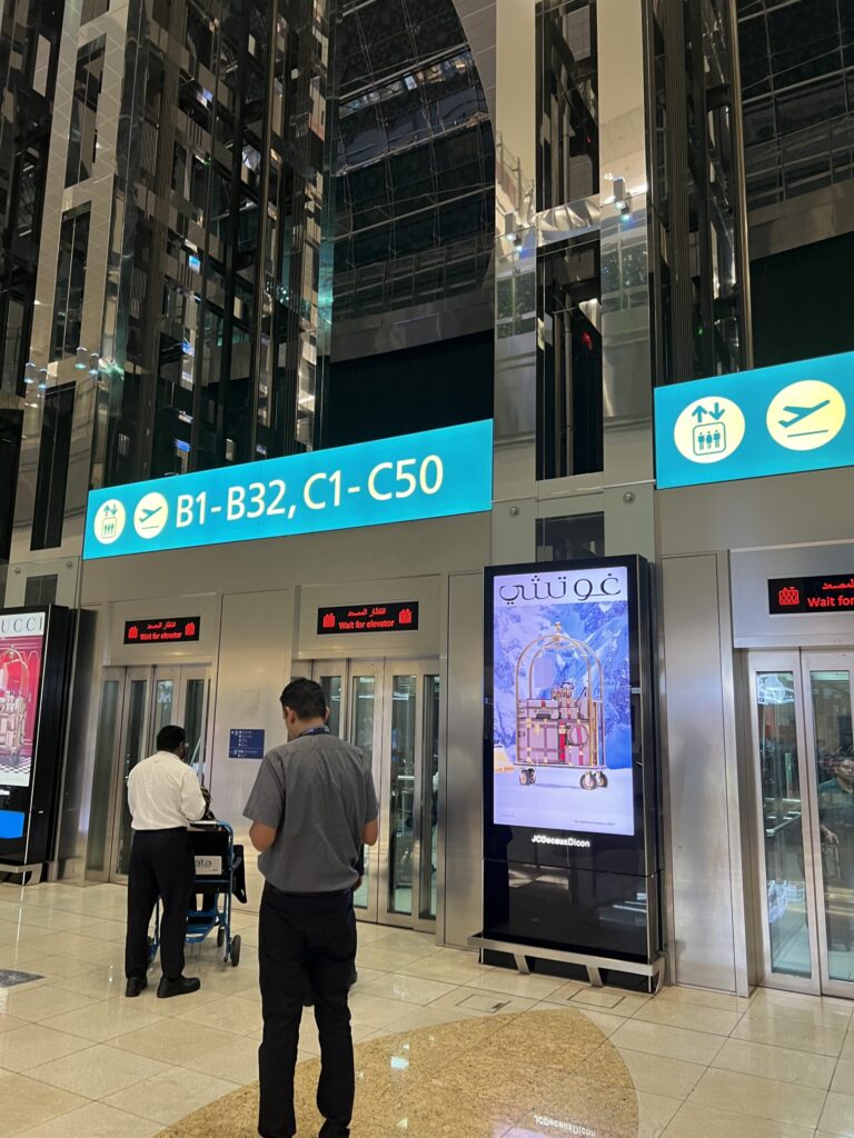 モノレールの階に行くエレベーター