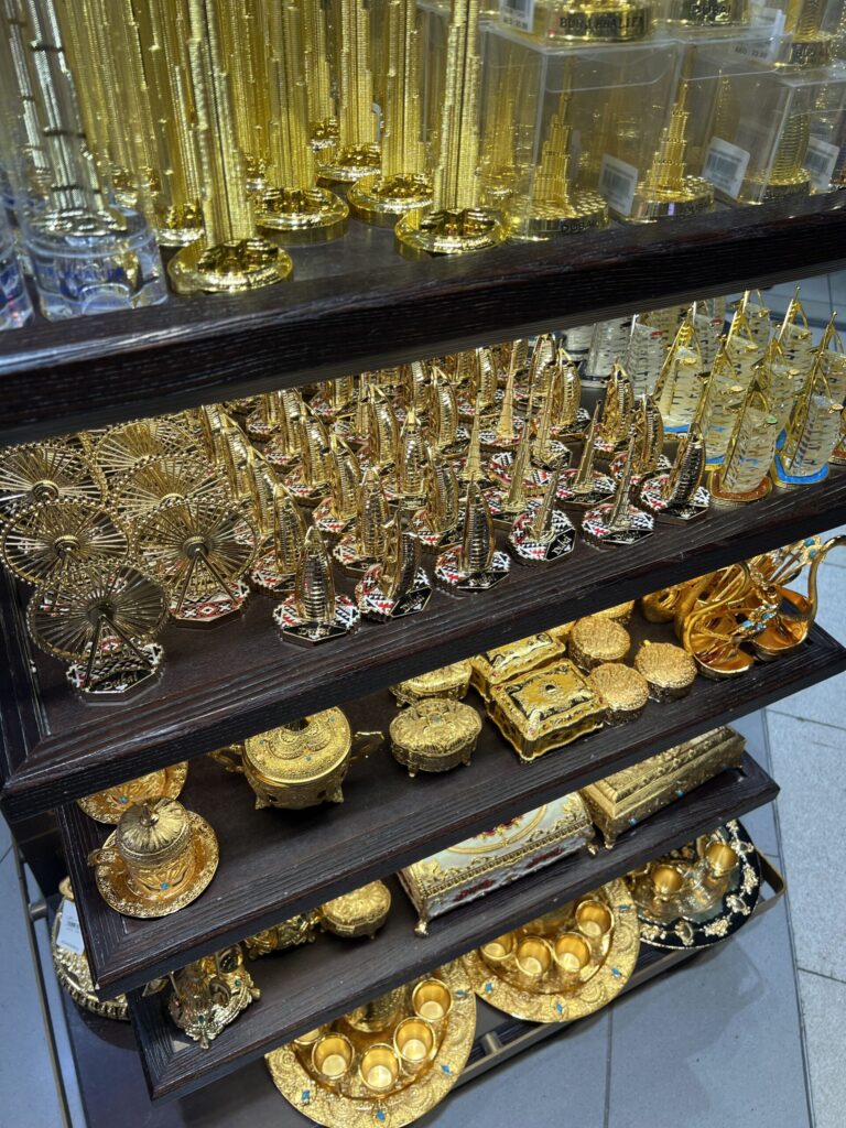 ドバイ空港のお土産やさん