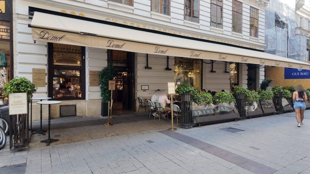 カフェ・デメルの開店直後の入り口の写真