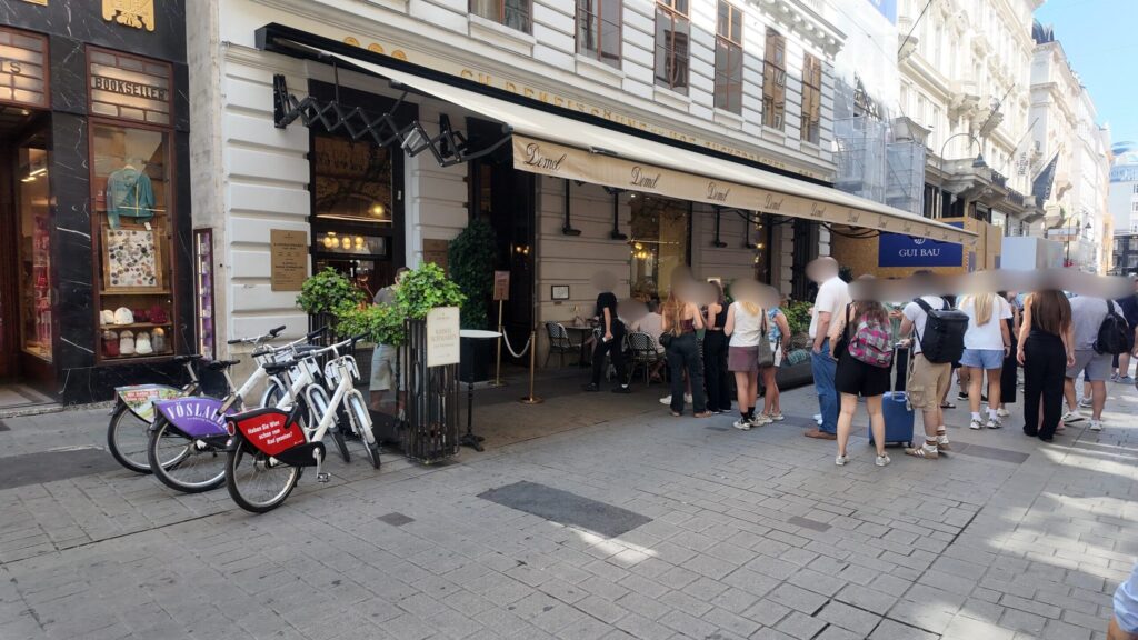 カフェ・デメルの開店から30分後の入り口の写真