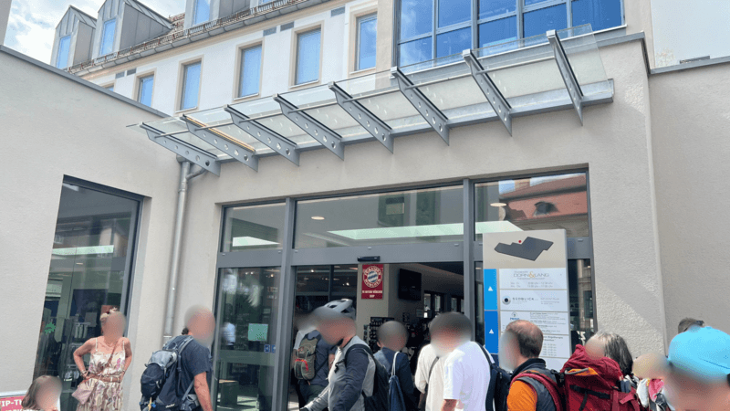 フュッセン駅出口すぐの建物の入り口