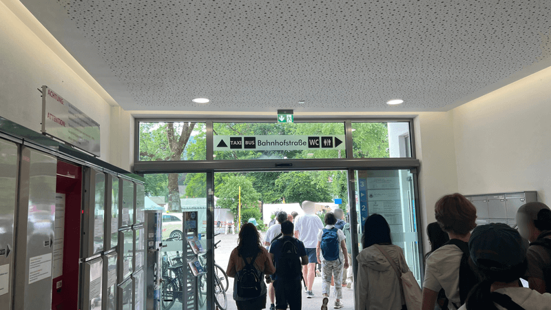 フュッセン駅の建物出口