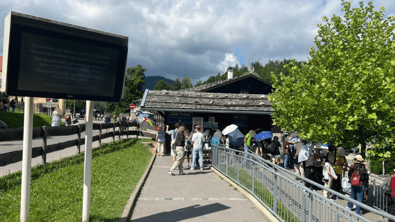 シャトルバス乗り場の列