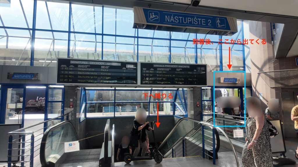 ブラチスラバ・ペトルジャルカ駅の階段の写真