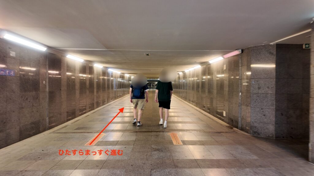 ブラチスラバ・ペトルジャルカ駅の地下通路の写真