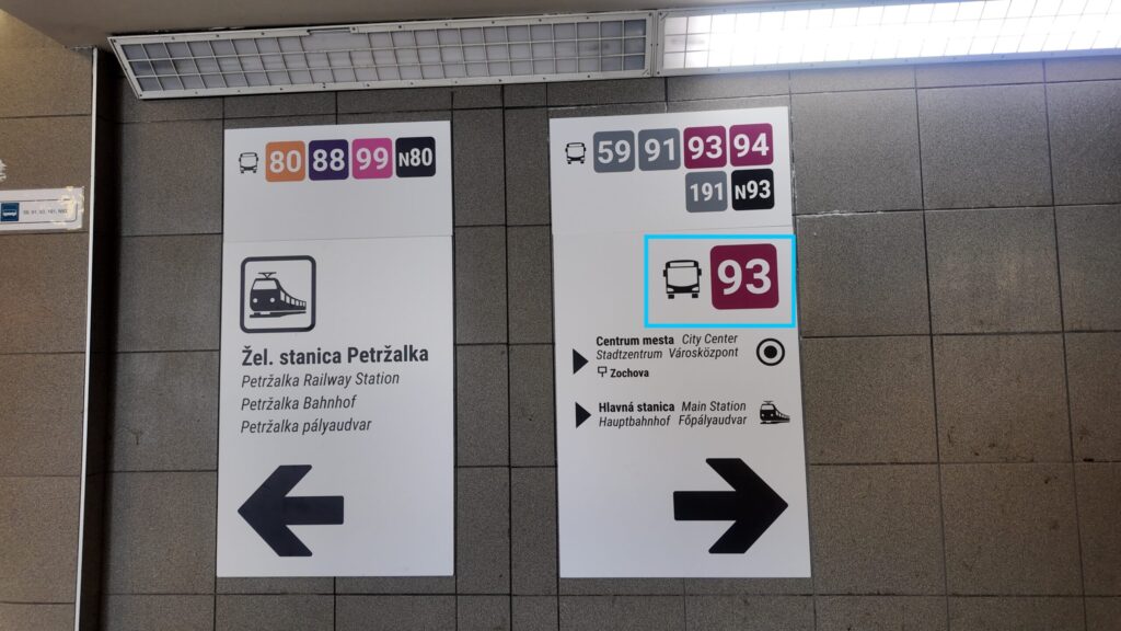 ブラチスラバ・ペトルジャルカ駅の93番バス乗り場の案内板 (1)
