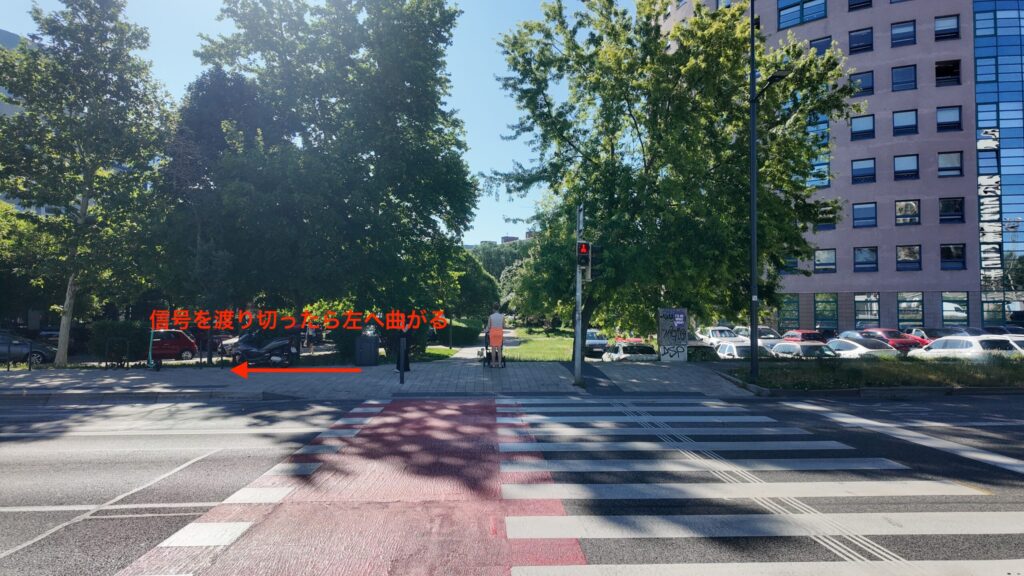 ブラチスラバ・ペトルジャルカ駅のバス停へ向かう横断歩道