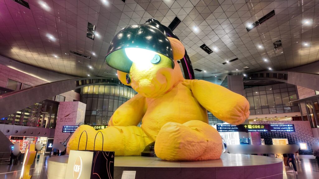 ドーハ・ハマド国際空港の「ランプ・ベア」