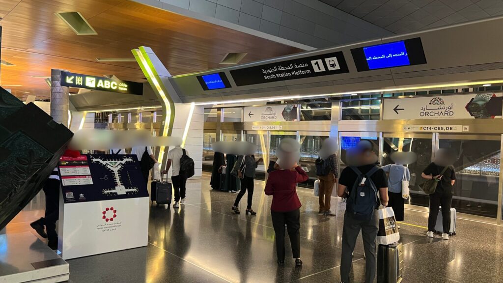 ドーハ空港の無料電車乗り場のホーム