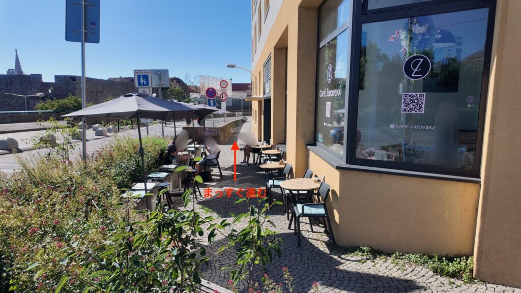 カフェのテラス席を通ってブラチスラバ城へ進む道