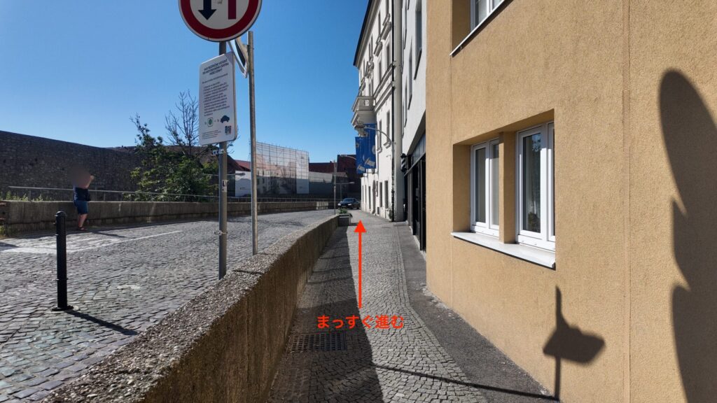 ブラチスラバ城へ向かう静かな坂道の風景