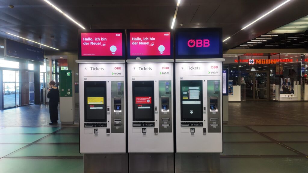 ウィーン中央駅にあるチケット発券機の写真