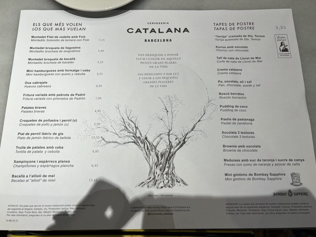 Cerveceria Catalanaのスペイン語表記のみのメニュー表。Tapasやデザートが記載されている。