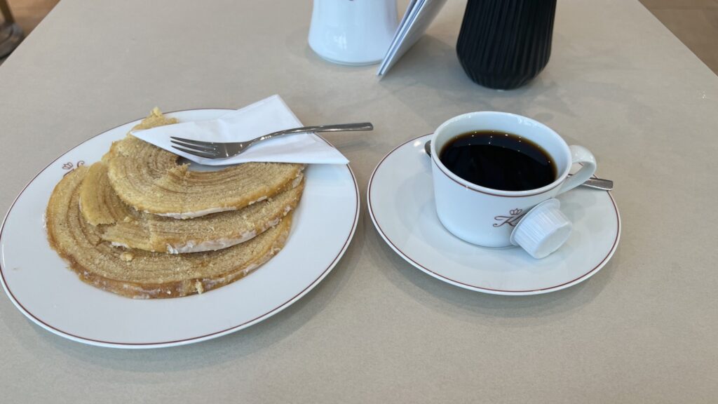 クロイツカムのバウムクーヘンとホットコーヒー