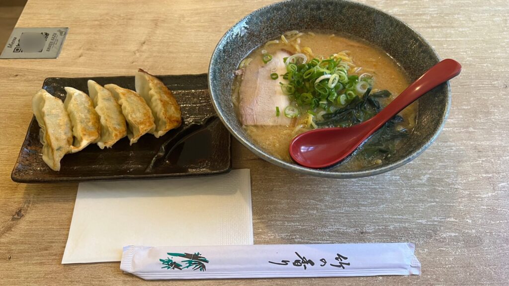 らーめん和のメニュー「味噌ラーメン」と「餃子 (5ピース) 」