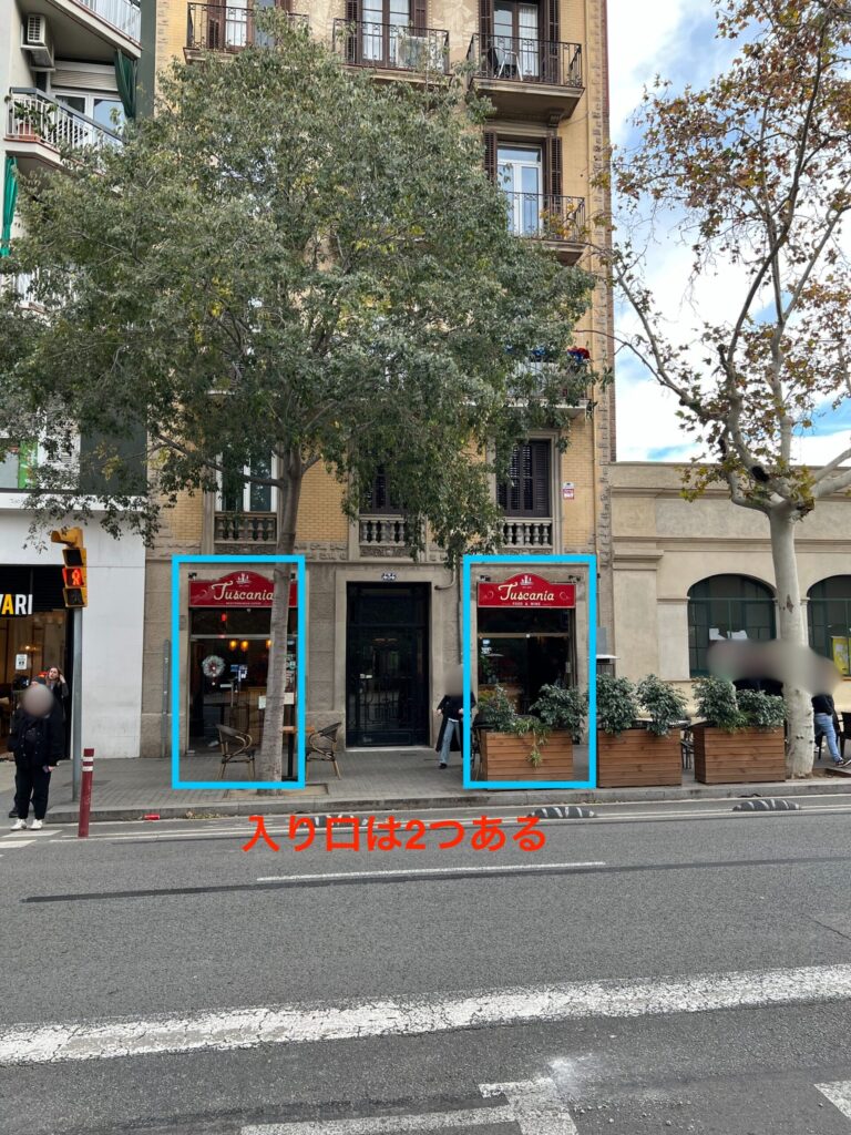 Tuscania Food & Wineの2つの入口 (道路を挟んで反対側からの写真)