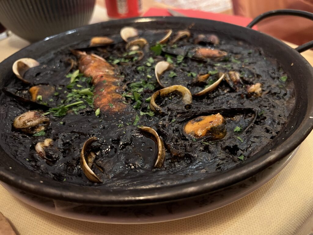 Tuscania Food & Wineの「イカ墨パエリア」