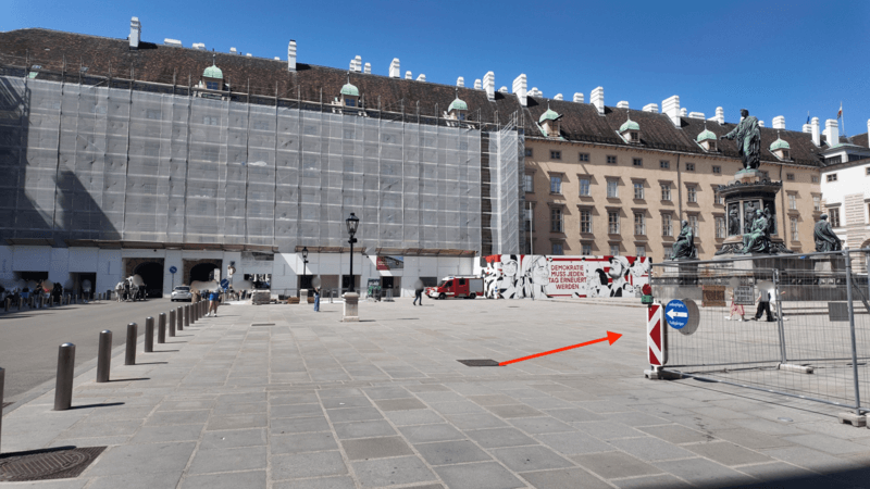 中庭からシシィ博物館への方向