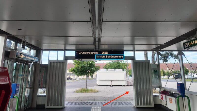 U4 Schönbrunn駅出口の案内表記