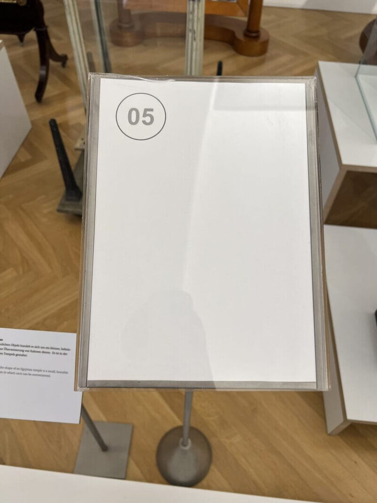 展示横にある番号プレート