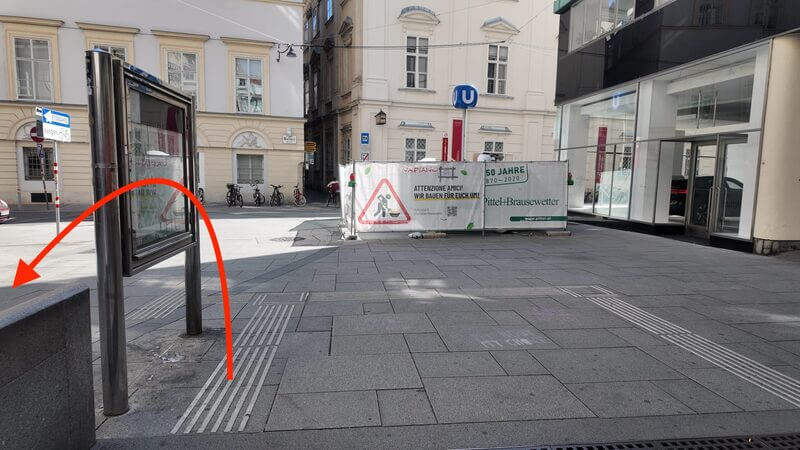 Herrengasse駅出口からの方向案内