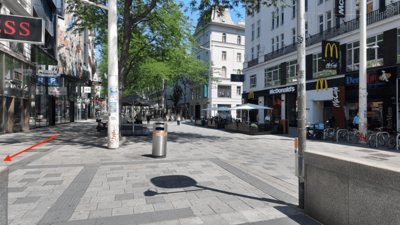 駅出口から左後ろ方向への矢印