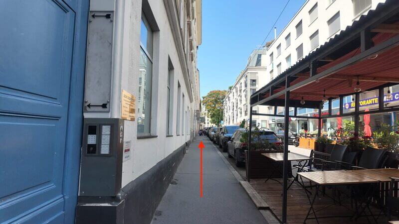 王宮家具博物館へ向かう細い歩道