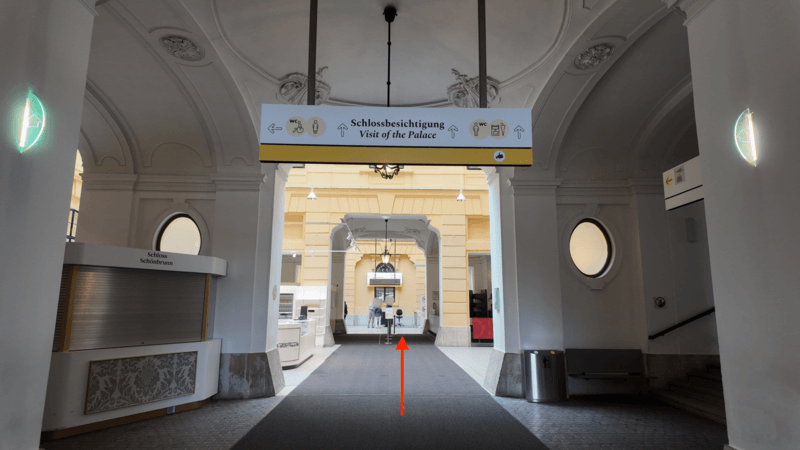 宮殿見学のゲートに続く通路