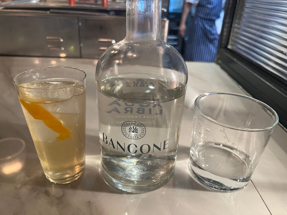 お水と店員さんおすすめのノンアルコールドリンク