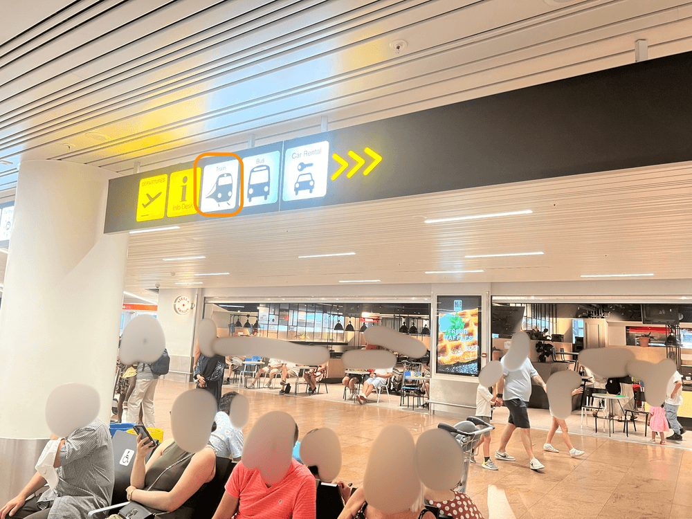 ブリュッセル空港の到着ロビーの頭上にある案内板