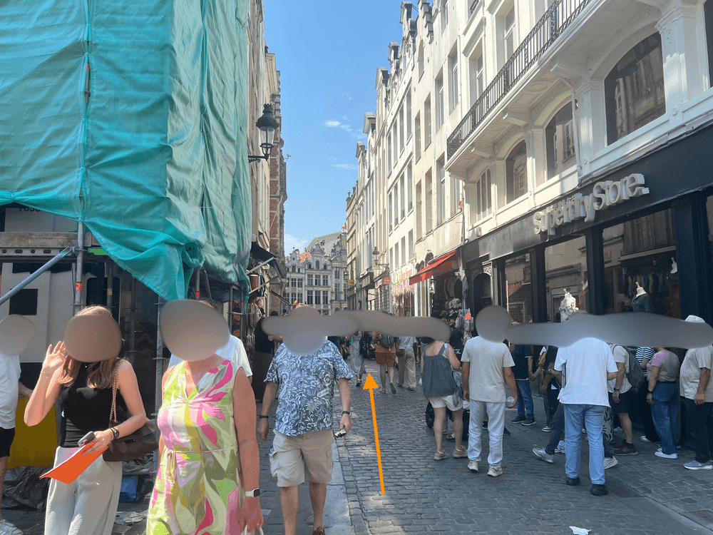 グランプラスへ続く路地