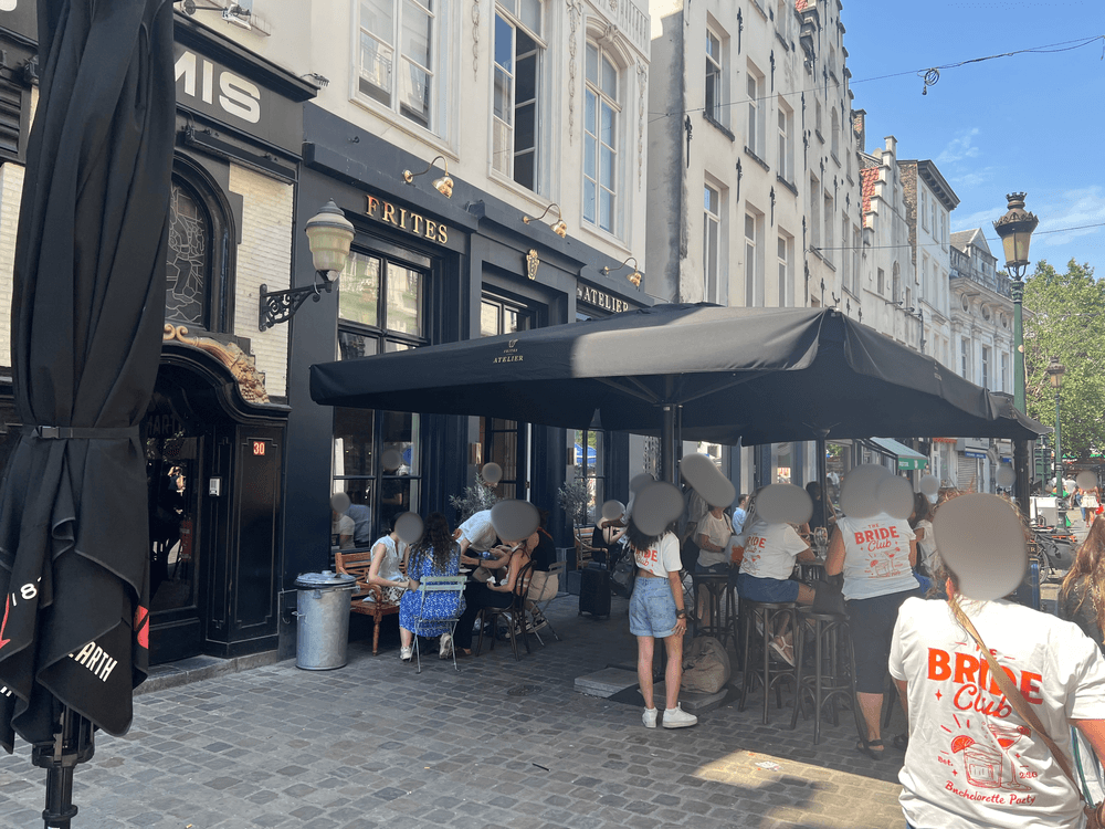 ブリュッセルのRue Sainte-Catherine沿いに位置するFrites Atelierの店舗外観