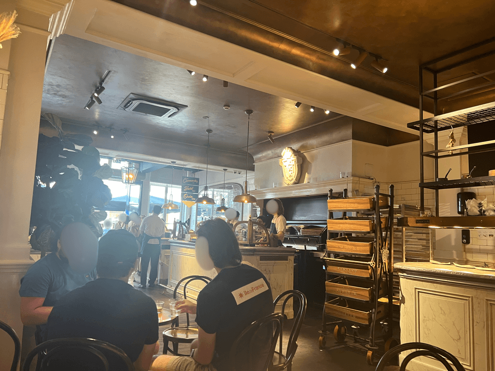 Frites Atelierの店内から見た受取用カウンター