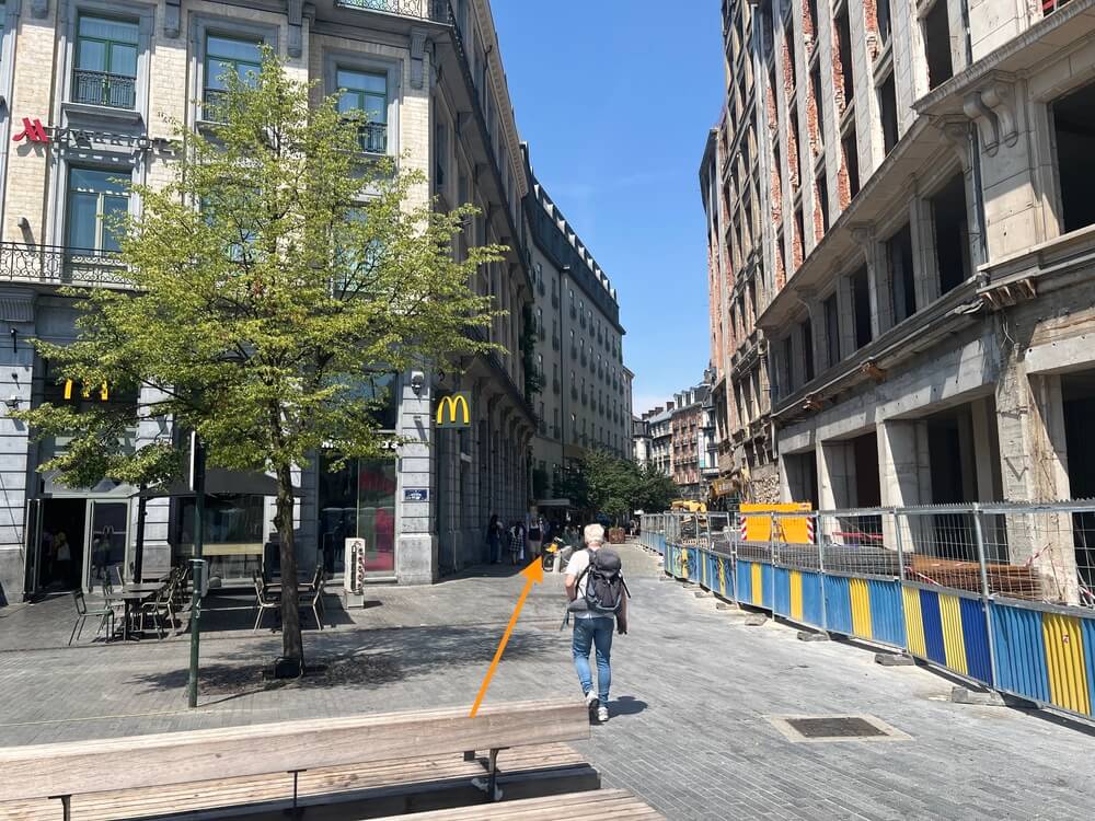 マクドナルドを正面に見て右手に進む道の様子