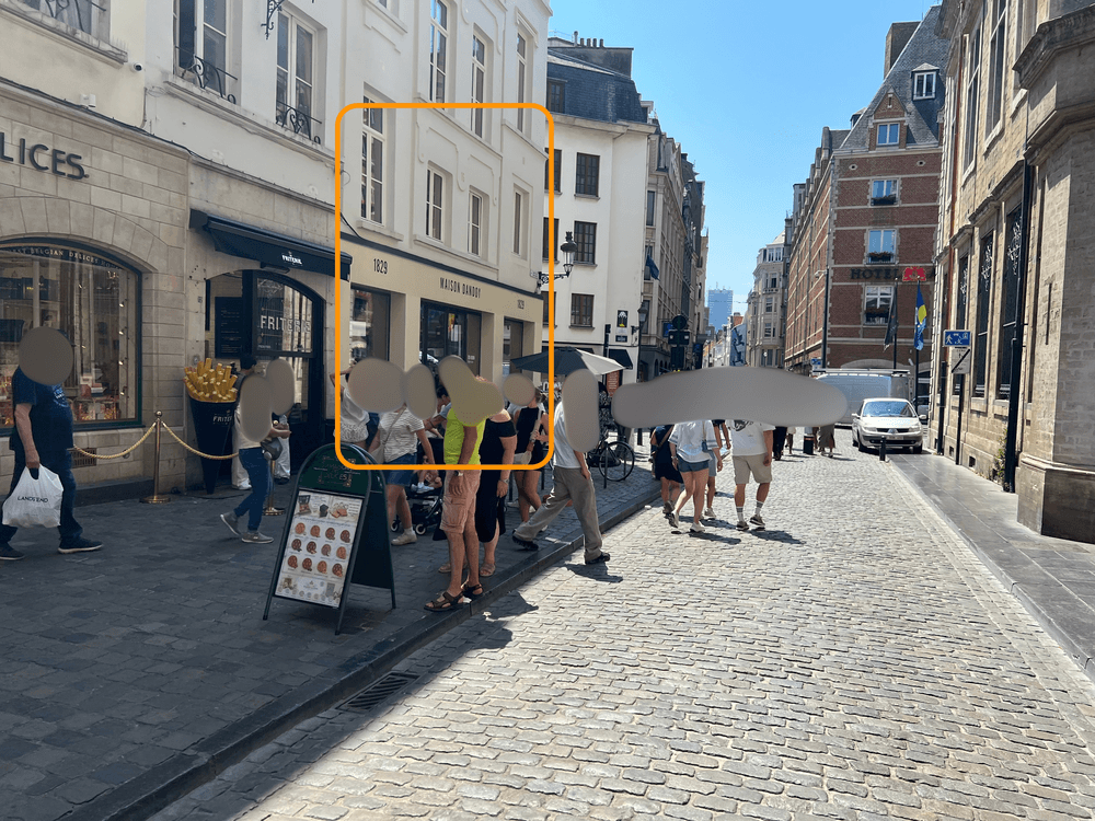 Rue Charles Buls沿いにあるMaison Dandoy - Tearoom & Waffleの外観