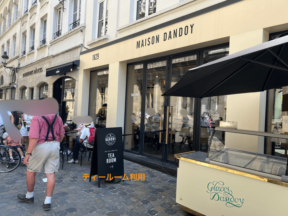 Maison Dandoyの右側入口（ティールーム利用の入口）と看板