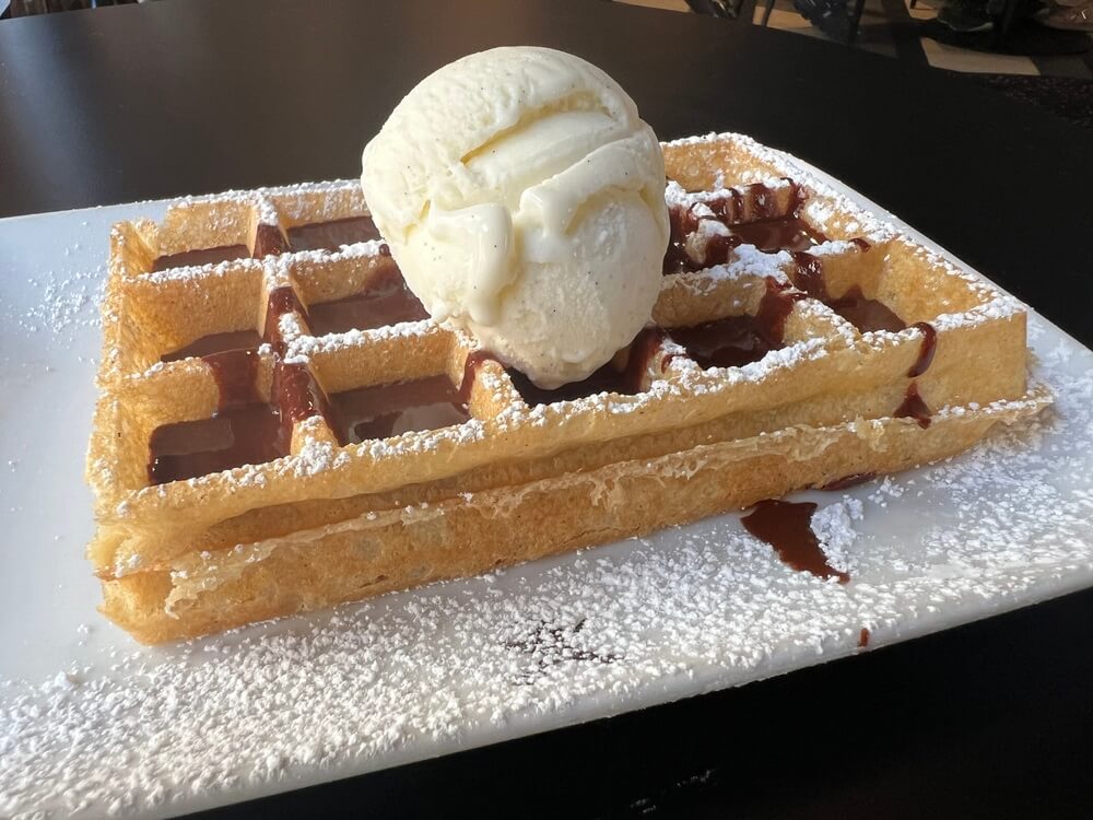 Maison Dandoyのブリュッセルワッフル「GRAND-PLACE'S CLASSIC」チョコレートガナッシュとバニラアイスクリーム、レモネード