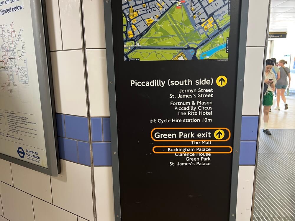 Green Park駅の改札を出た後の案内表示(Green Park exit)