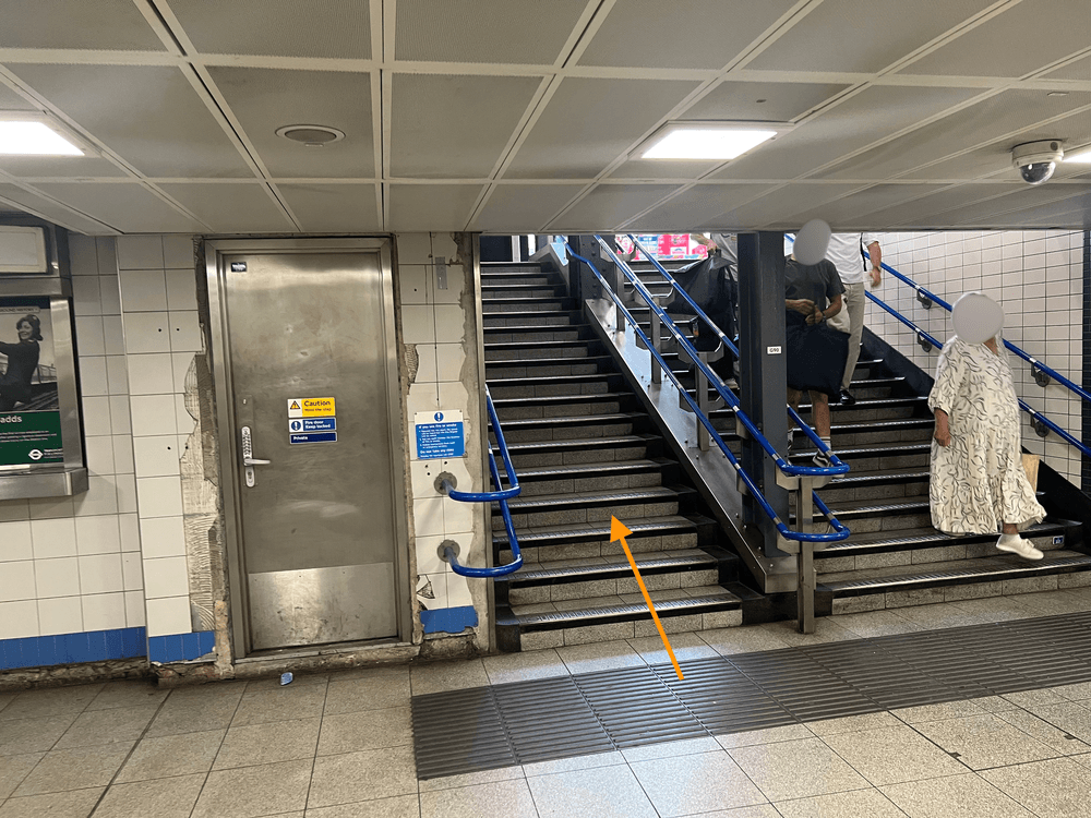 Victoria駅のバッキンガム宮殿側出口の階段