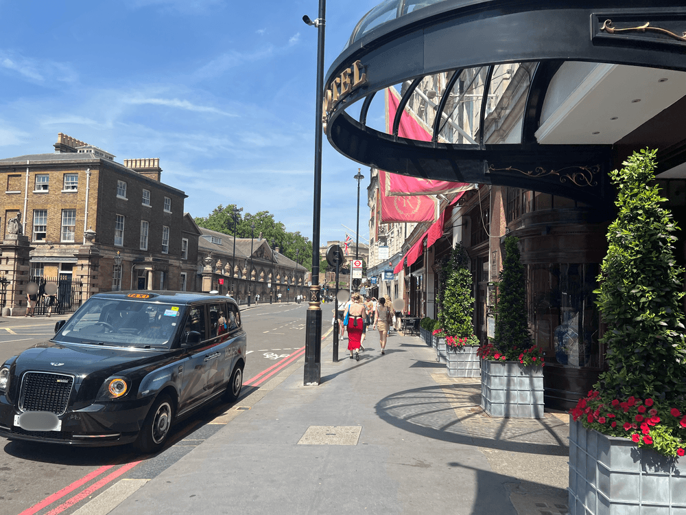 Buckingham Palace Road沿いの王室厩舎(Royal Mews)付近