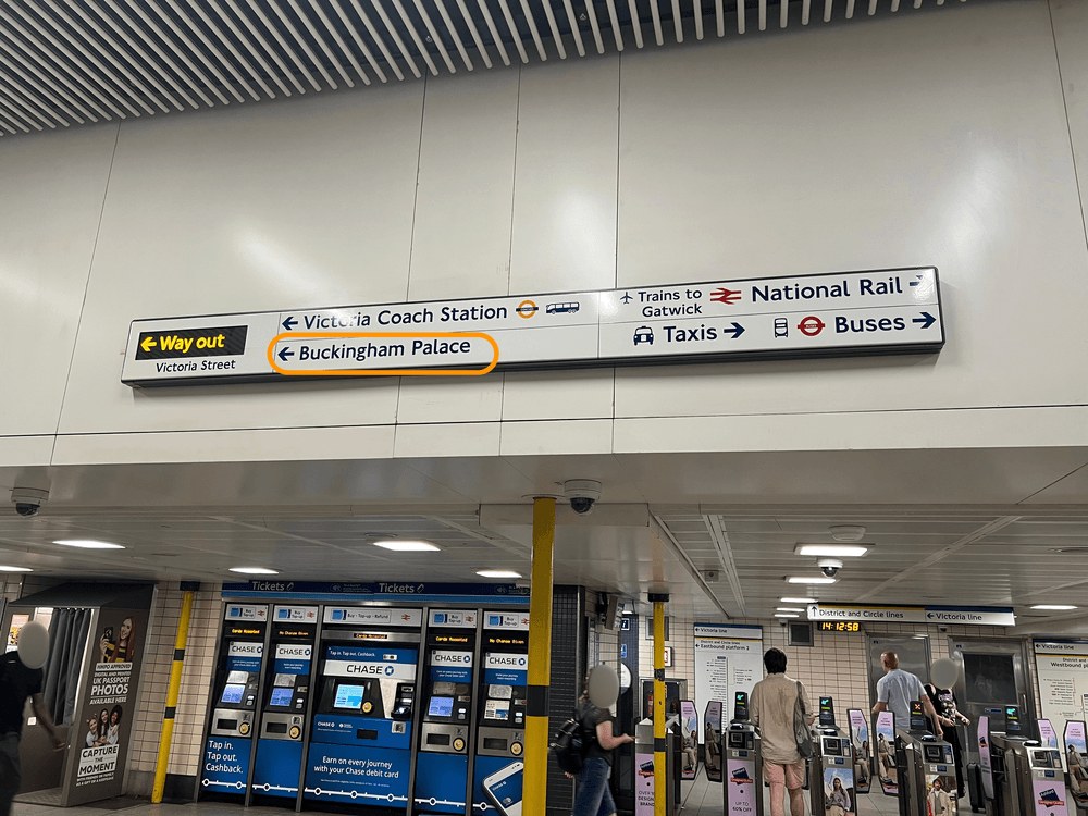 Victoria駅の改札を出た後の頭上案内板