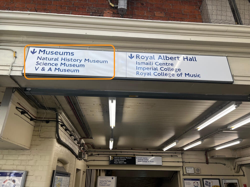 サウスケンジントン駅の地下通路案内板を拡大した写真。V&A博物館や自然史博物館への案内が表示されている