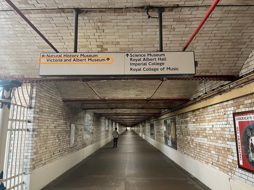 サウスケンジントン駅からV&A博物館へ続く地下通路にある、自然史博物館方面との分かれ道