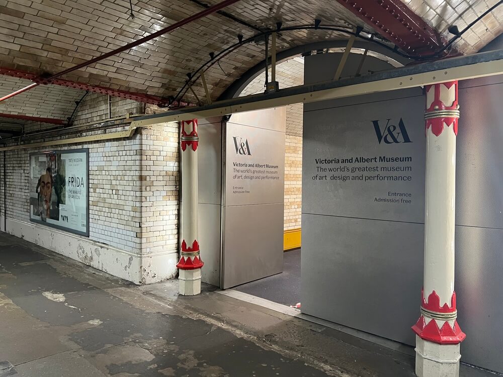 ロンドンのサウスケンジントン駅から地下通路でつながるV&A博物館の地下エントランス入口と階段