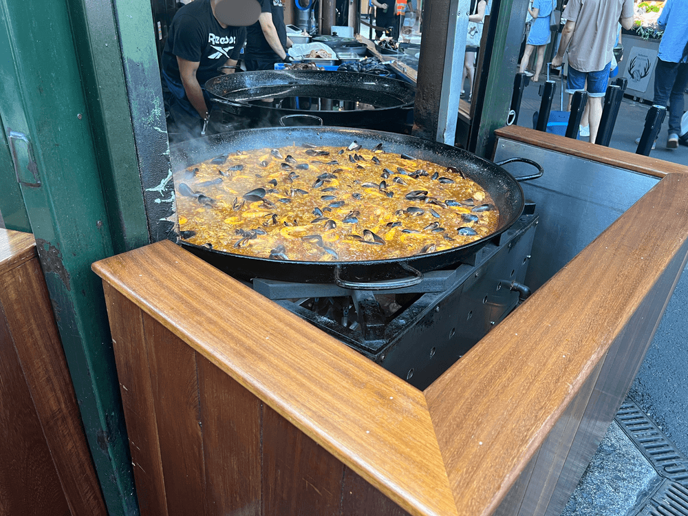 Bomba Paella（ボンバ・パエリア）の調理の様子