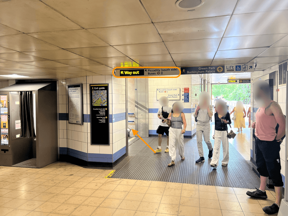 グリーンパーク駅の「Piccadilly (south side)」の出口