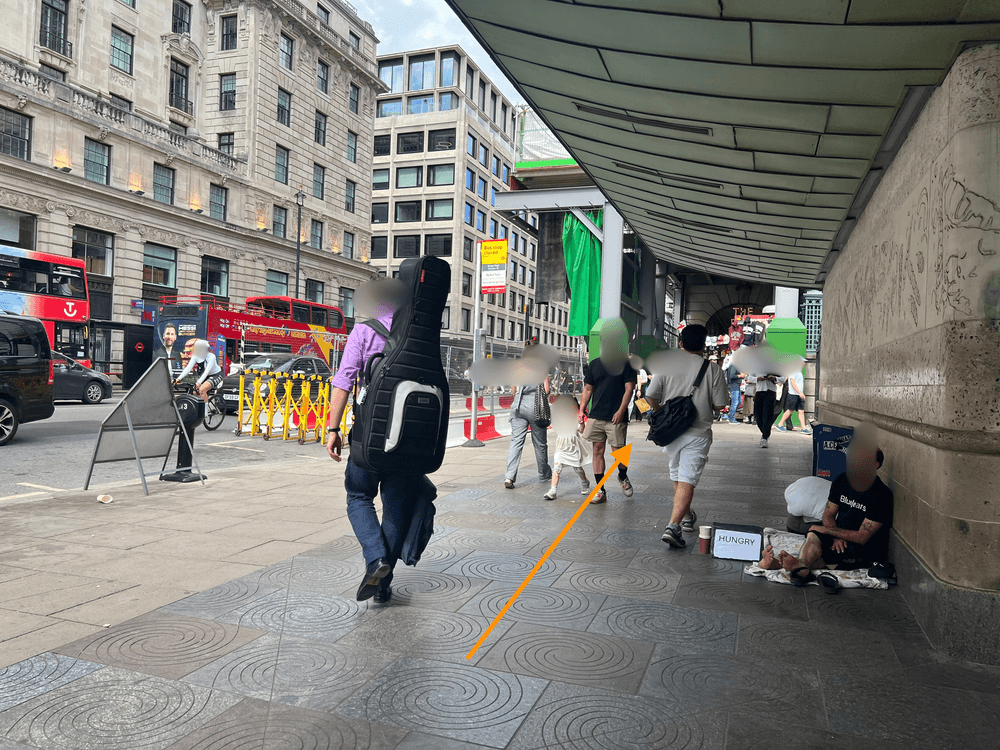 グリーンパーク駅の階段を上り切った後の景色