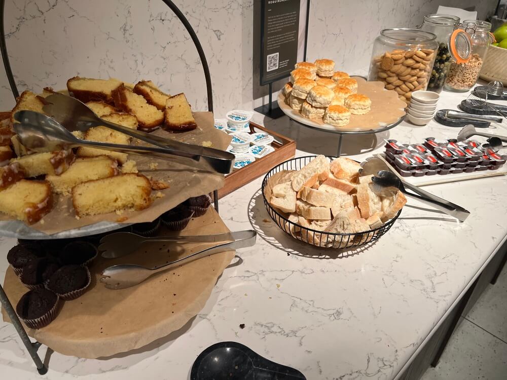No.1 Lounge Heathrow T2のイギリスらしいスコーンやパン